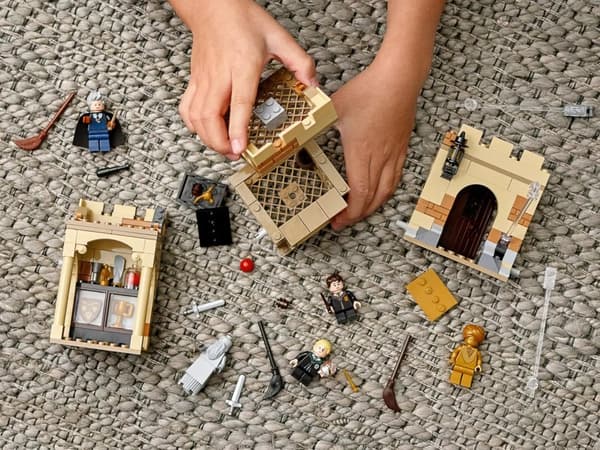 LEGO HARRY POTTER 76395 Tylypahka: ENSIMMÄINEN LENTOOPINTO