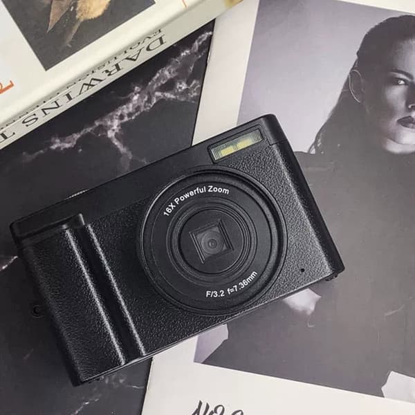 INF Digitalkamera med 48 MP, HD 1080p, 16x zoom, flip-skjerm, 32 GB minnekort