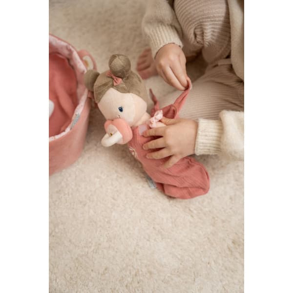 Little Dutch Rosa - babynukke i bæretaske, lyserød