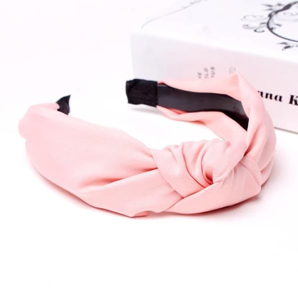 Kaunis tiara, jossa on solmu kangasta useissa eri väreissä Pink