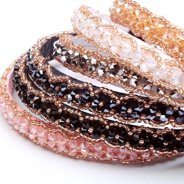 Kaunis tiara, jossa on kirjailtuja helmiä ja strasseja useissa väreissä Black