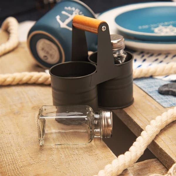 Salt- og peberryster i glas med metalstativ