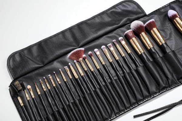24 stk. professionelle og eksklusive make-up børster i etuier Black / Gold