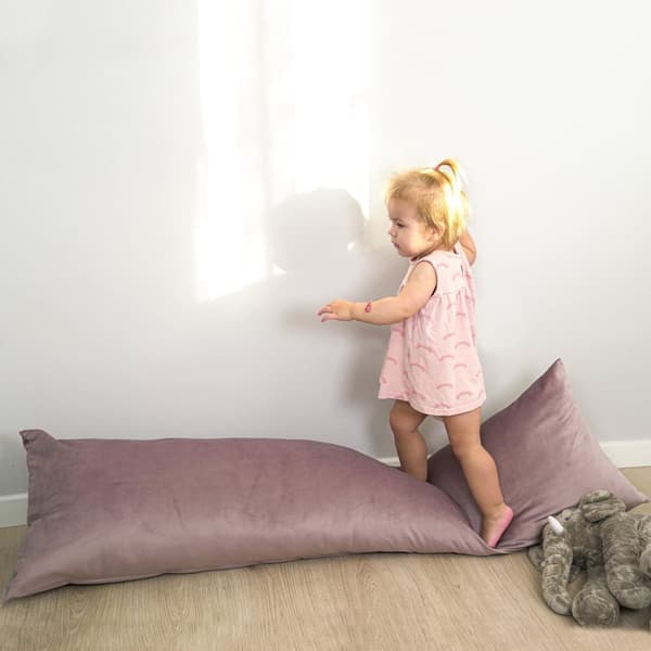 Sivuvuode tyyny samettipäällyksellä 40 x 145 cm - Comfort tyynyn puolella nukkujan vartalotyyny kyljessä nukkuja pinkki