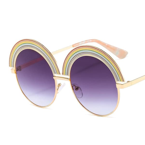 Isot aurinkolasit sateenkaaren pyöreällä hipster boho -kesällä Purple